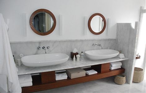 Мрамор Bianco Carrara в комплексной отделке ванной