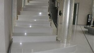 Интерьерная лестница из белоснежного White Crystal