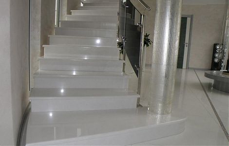 Интерьерная лестница из белоснежного White Crystal
