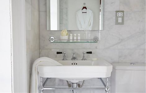 Ванная комната в белой мраморной отделке изображение 1
