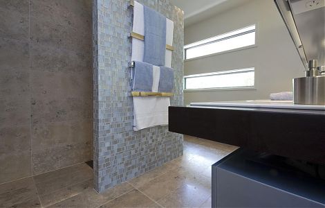 Серый юрский камень в отделке ванной комнате изображение 2