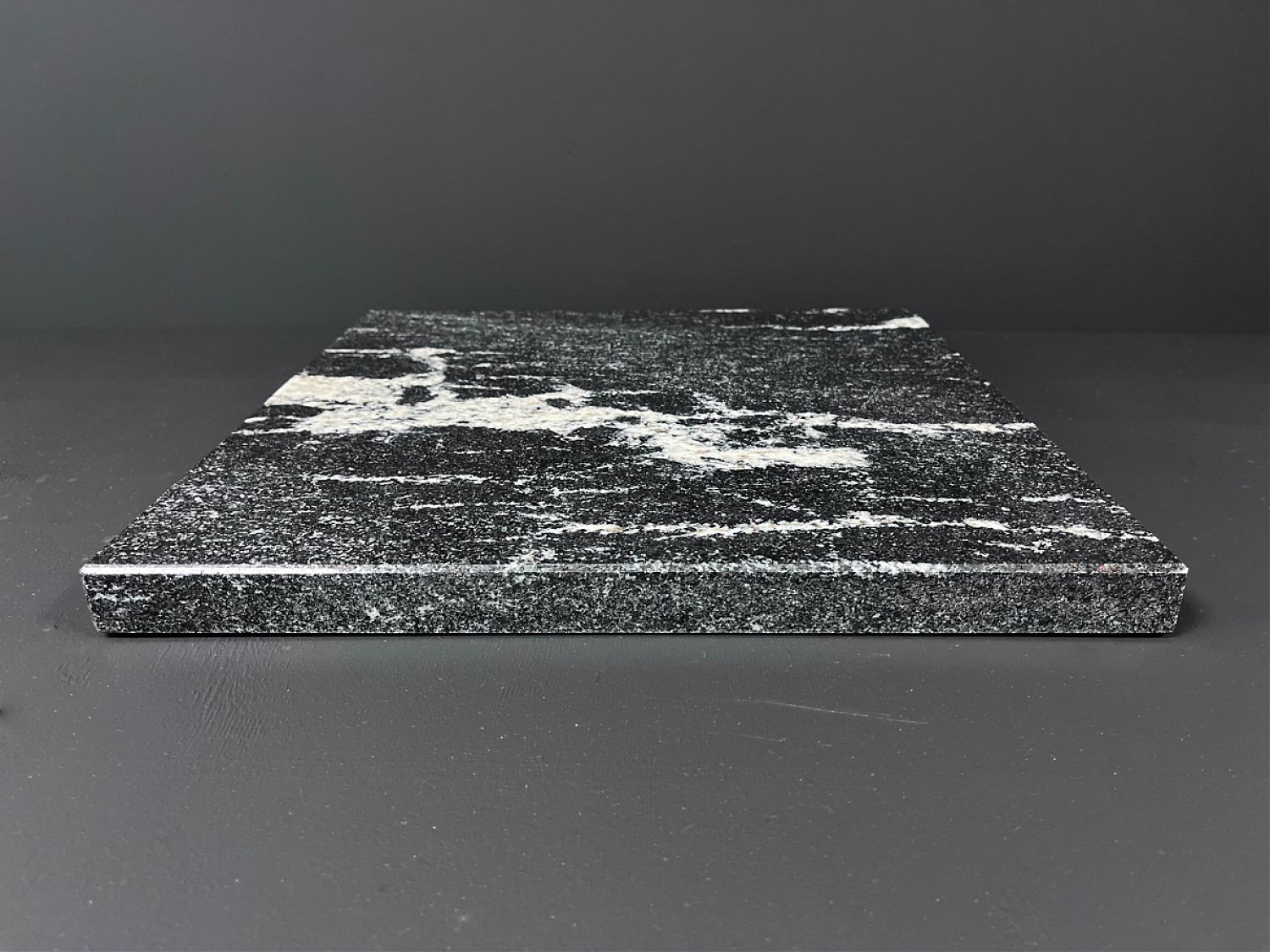 Изображение Столешница O3.2 (410х410х30 мм)/Гранит Гранатовый Амфиболит/Черный/Полировка