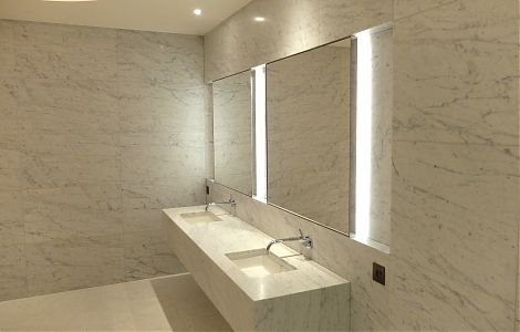 Ванная, облицованная мрамором Bianco Carrara изображение 1