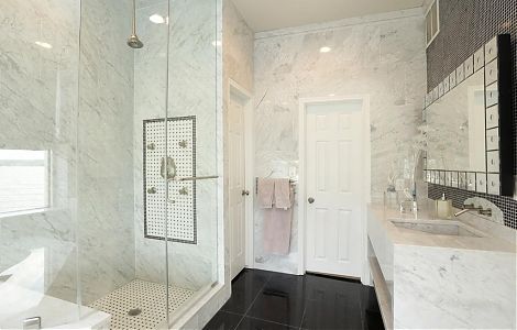Ванная комната, облицованная белым итальянским мрамором изображение 1