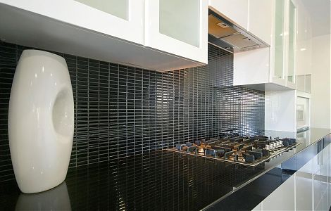 Рабочая зона кухни из абсолютно черного гранита изображение 2