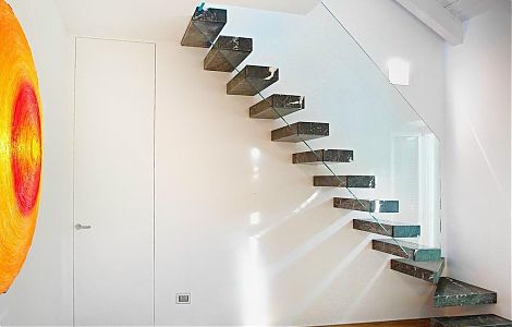 Современная подвесная лестница из мрамора Grigio Carnico изображение 1