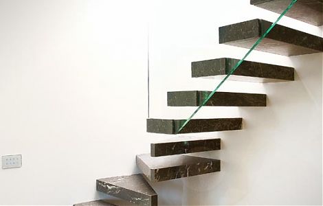 Современная подвесная лестница из мрамора Grigio Carnico изображение 2