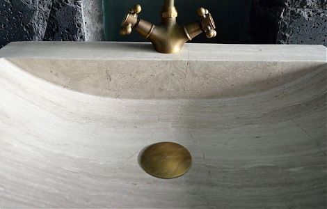 Раковина в ванную комнату из серого травертина изображение 4