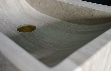 Раковина в ванную комнату из серого травертина изображение 7