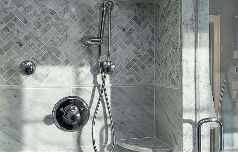 Отделка ванной классическим мрамором Bianco Carrara изображение 1