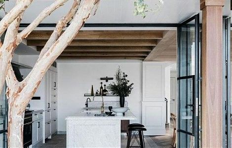 Просторная кухня с отделкой мрамором Bianco Carrara изображение 1