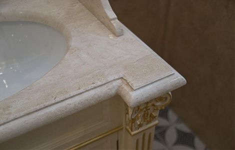 Столешница в ванной комнате из бежевого мрамора изображение 1