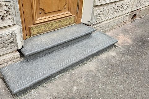 Цельные ступени из гранита G684