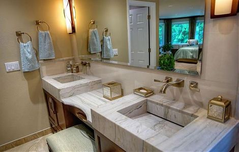 Ванная комната с отделкой кварцитом Bianco Macaubas изображение 1