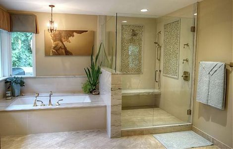 Ванная комната с отделкой кварцитом Bianco Macaubas изображение 2