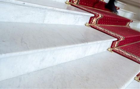 Парадная лестница из мрамора Bianco Carrara изображение 1