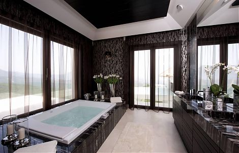 Ванная комната с отделкой черным мрамором изображение 1