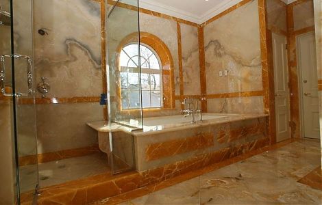 Ванная комната с комплексной отделкой мраморным ониксом изображение 2