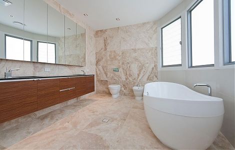 Ванная комната, облицованная лощеным травертином изображение 1