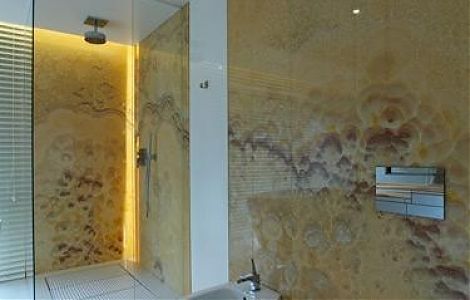 Ванная комната в мраморном ониксе Nuvolato изображение 3