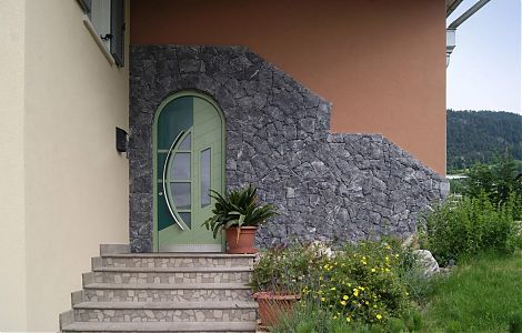 Фасад: мрамор Grigio Carnico в колотой фактуре изображение 2