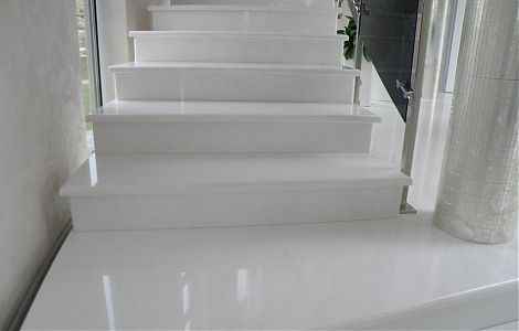 Интерьерная лестница из белоснежного White Crystal изображение 1