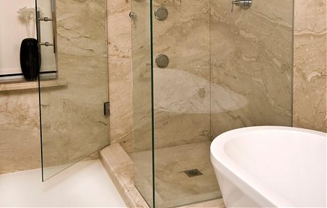 Ванная комната с отделкой мрамором Breccia Sardo изображение 1