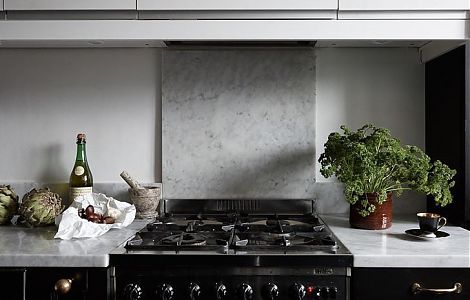 Отделка кухни классическим мрамором Bianco Carrara изображение 1