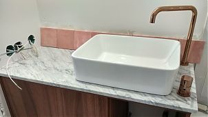 Столешница в ванную из Bianco Carrara C