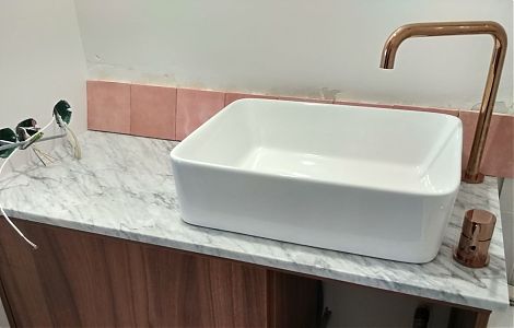 Столешница в ванную из Bianco Carrara C