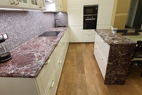 Столешница и остров из Rosso Levanto