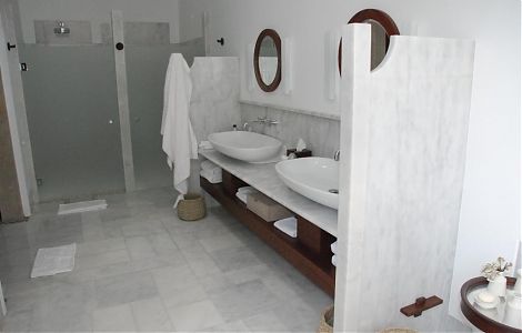 Мрамор Bianco Carrara в комплексной отделке ванной изображение 3