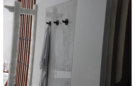 Мрамор Bianco Carrara в комплексной отделке ванной изображение 4