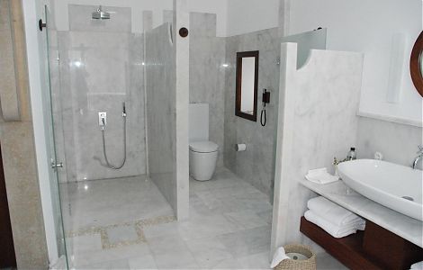 Мрамор Bianco Carrara в комплексной отделке ванной изображение 1