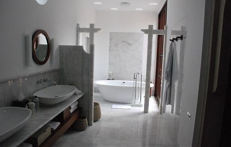 Мрамор Bianco Carrara в комплексной отделке ванной изображение 2