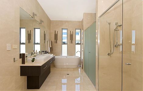 Отделка ванной комнаты мрамором Crema Marfil изображение 1