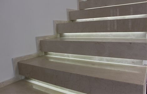 Лестница с цельными ступенями из мрамора Crema Marfil изображение 1