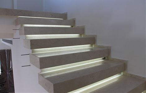 Лестница с цельными ступенями из мрамора Crema Marfil изображение 2