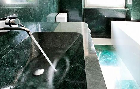 Ванная комната с отделкой мрамором India Green изображение 1