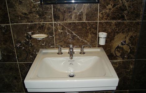 Комплексная отделка ванной коричневым мрамором изображение 1