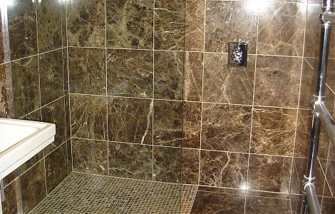 Комплексная отделка ванной коричневым мрамором изображение 3