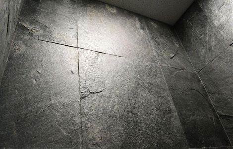 Отделка стен серебристым кварцито-сланцем изображение 1